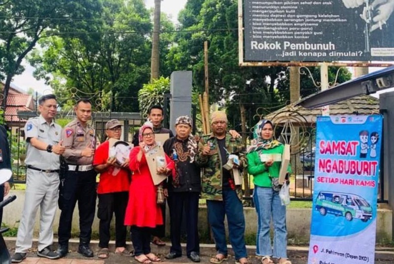 Dalam rangka mempermudah masyarakat membayar pajak kendaraan bermotor, P3D Wilayah Samsat Garut, Satlantas Polres Garut, dan PT Jasa Raharja Garut menghadirkan layanan Samburit ( Samsat Ngabuburit) yang berlokasi di Jln.Pahlawan/Pemda ( Depan Kantor BKD), Kamis (30/3/2023). Foto: istimewa.