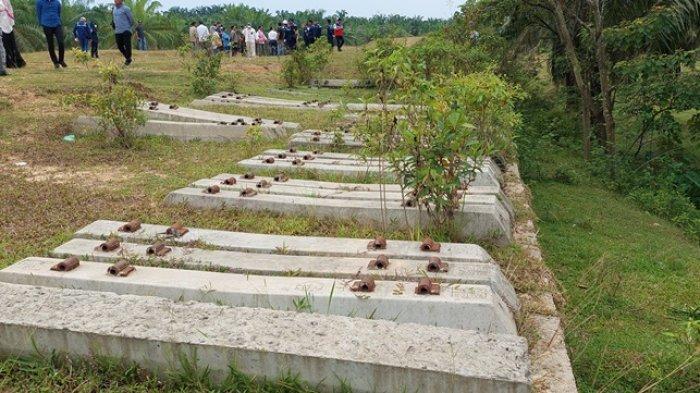 Susunan bantalan rel terlihat telantar di jalur Kereta Api Kampung Seumadam, Aceh Tamiang. Di sisi lainnya telihat rombongan Menteri Perhubungan, Budi Karya Sumadi meninjau kondisi proyek yang terhenti, Sabtu (1/4/2023).