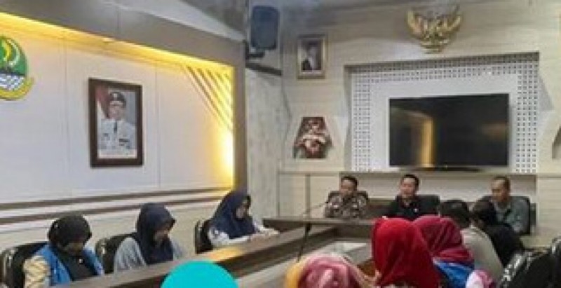 Bertempat di Ruang Rapat P3D Wilayah Kota Sukabumi Penanggung Jawab Jasa Raharja Samsat Induk Kota Sukabumi, Ai Omah mewakili Kepala Perwakilan Jasa Raharja Sukabumi mengikuti rapat koordinasi penandatanganan kontrak dengan tim penelusur KTMDU Kota Sukabumi yang dihadiri oleh perwakilan BPKPD Kota Sukabumi Samsat Kota Sukabumi, Jumat (31/3/2023). Foto: istimewa.