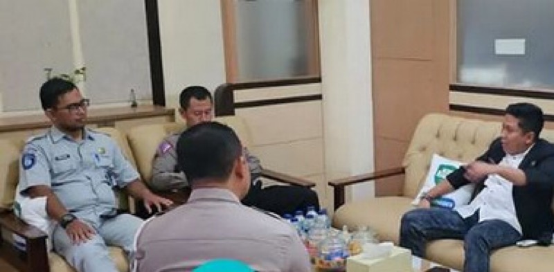 Bertempat di Ruang Rapat P3D Wilayah Sukabumi II Palabuhan Ratu, Pelaksana Teknik Jasa Raharja Perwakilan Sukabumi Abyasa Armand mewakili Kepala Perwakilan Jasa Raharja Sukabumi mengikuti deklarasi zona integritas bersama dengan mitra Kepolisian dan P3D Wilayah Sukabumi II Palabuhan Ratu, Jumat (31/3/2023). Foto: istimewa.