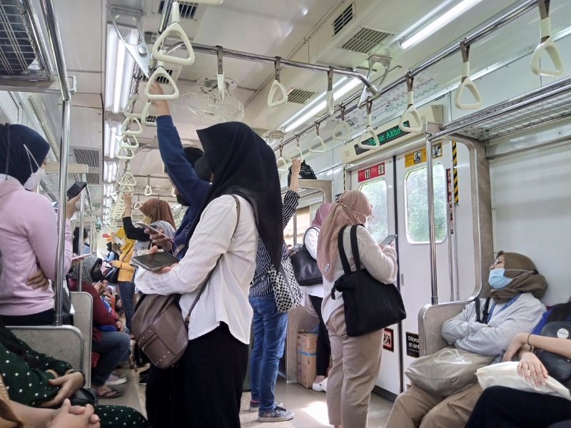 Suasana di kereta khusus wanita di KRL tujuan Jakarta sianh ini