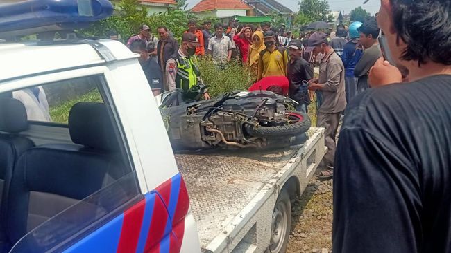Petugas mengevakuasi kendaraan korban tertabrak komuter di Sidoarjo (Dok. Polsek Candi)