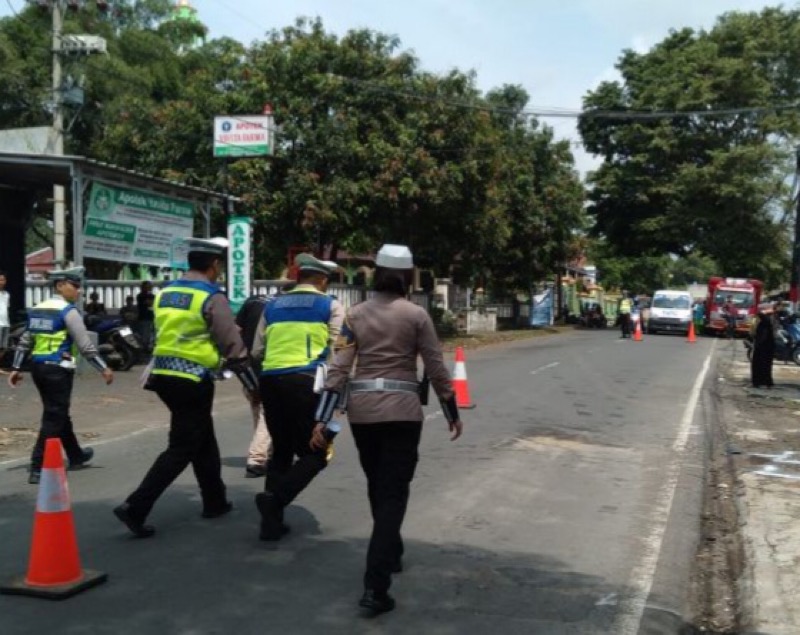 Direktorat Lalu Lintas Polda Jawa Barat melakukan olah tempat kejadian perkara (TKP) kecelakaan mobil dinas Bupati Kuningan untuk mengetahui rinci peristiwa yang mengakibatkan dua pengendara sepeda motor meninggal dunia. Foto: istimewa.