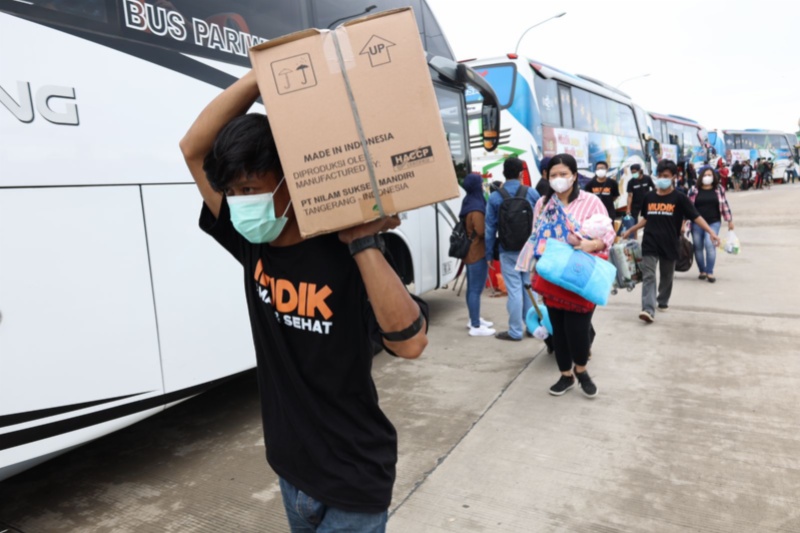 Pemudik dengan bus di Terminal