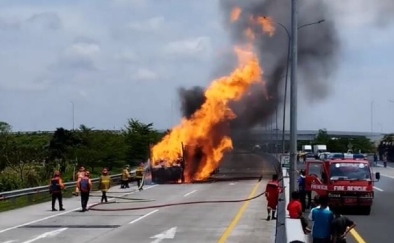 Truk muatan bahan kimia menabrak truk di Jalan Tol Pemalang, akibatnya meledak dan hangus terbakar. Foto: istimewa.