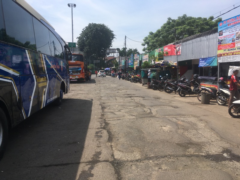 Jalan berlubang dan rusak pada akses masuk bus AKAP dan AKDP di Terminal Induk Kota Bekasi, Rabu (5/4/2023).