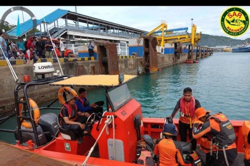 Tim Pencarian dan Pertolongan atau SAR gabungan menemukan korban yang terjatuh diatas Kapal Man OVer Boat (MOB) di Dermaga 3 Pelabuhan ASDP Merak dalam kondisi meninggal. Foto: ANTARA/HO- Basarnas