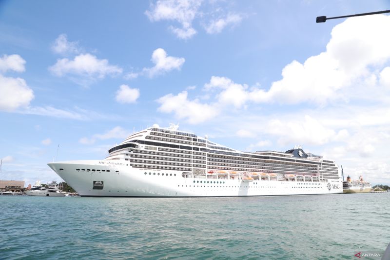 Kapal pesiar MSC Magnifica bersandar di Pelabuhan Benoa dengan membawa 3.000 penumpang di Pelabuhan Benoa, Denpasar, Bali, Selasa (4/4/2023).