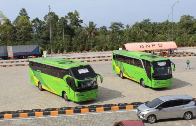 Ilustrasi- Bus AKAP asal Lampung yang berada di area rehat Jalan Tol Trans Sumatera (JTTS) menuju Pelabuhan Bakauheni. ANTARA/Ruth Intan Sozometa Kanafi.