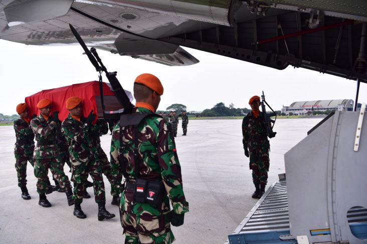 Sertu Agung Dwano Karisma diterbangkan menggunakan Pesawat CN-235 TNI AU ke Lanud Husein Sastranegara dan dimakamkan di Soreang, Kabupaten Bandung. 