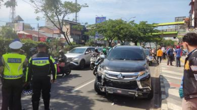 Kecelakaan lalu lintas terjadi di Jalan Raya Margonda Kota Depok, pada Kamis (6/4/2023). Foto: istimewa.