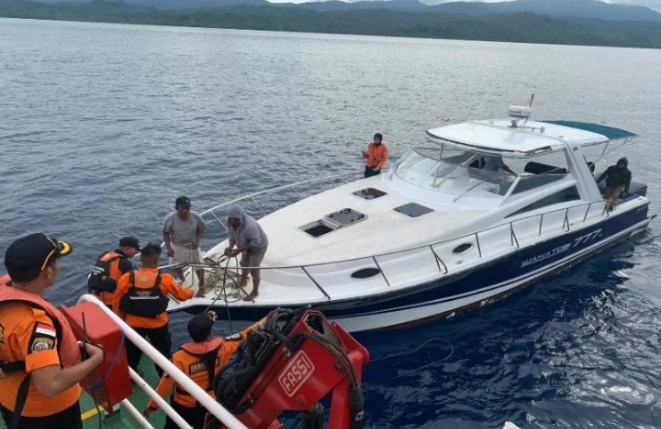 Basarnas evakuasi 11 penumpang kapal cepat yang mati mesin akibat tangki mengalami kebocoran tangki BBM di Buton Utara, Sulawesi Tenggara, Kamis (6/4/2023) (ANTARA/HO-Humas Basarnas Kendari)
