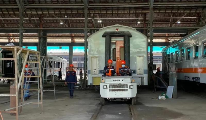 Petugas melakukan uji coba perbaikan kereta api di tempat produksi Balai Yasa Surabaya Gubeng, Rabu (5/4/2023).