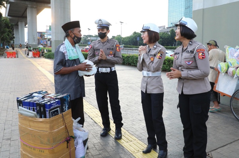 Berbagi kebahagian di bulan penuh berkah, Korlantas Polri melalui Presenter Polwan NTMC membagikan takjil (makanan berbuka puasa) kepada warga masyarakat di sekitar kawasan Cawang, Jakarta Timur, Jumat (7/4/2023).