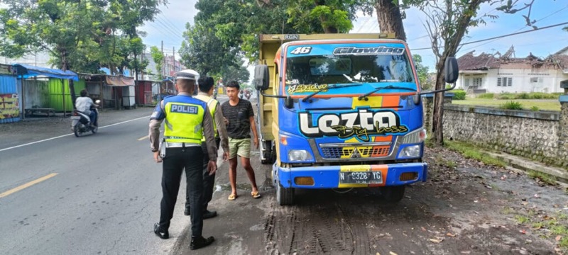 Belasan truk diberi sanksi tilang oleh Satlantas Polres Lumajang, Jawa Timur, karena melanggar aturan jam operasional. Foto: istimewa.