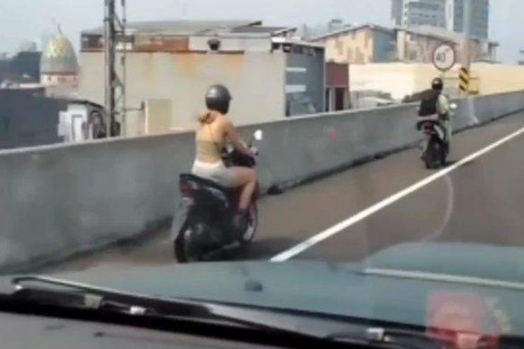 Tangkapan layar rekaman video merekam dua WNA pengendara motor melintas di Tol Becakayu, Duren Sawit, Jakarta Timur.(Instagram)