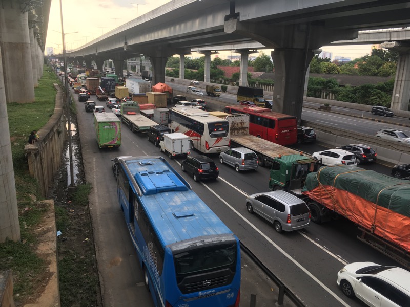 Tol Bekasi Timur arah Jakarta mengalami kemacetan panjang, Sabtu (8/4/2023) sore.