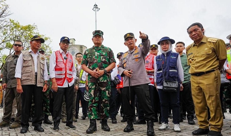 Kapolri Jenderal Listyo Sigit Prabowo bersama dengan lintas sektoral terkait meninjau Pelabuhan Merak, untuk memastikan kesiapan arus mudik dan balik Hari Raya Idul Fitri tahun 2023. Foto: istimewa.