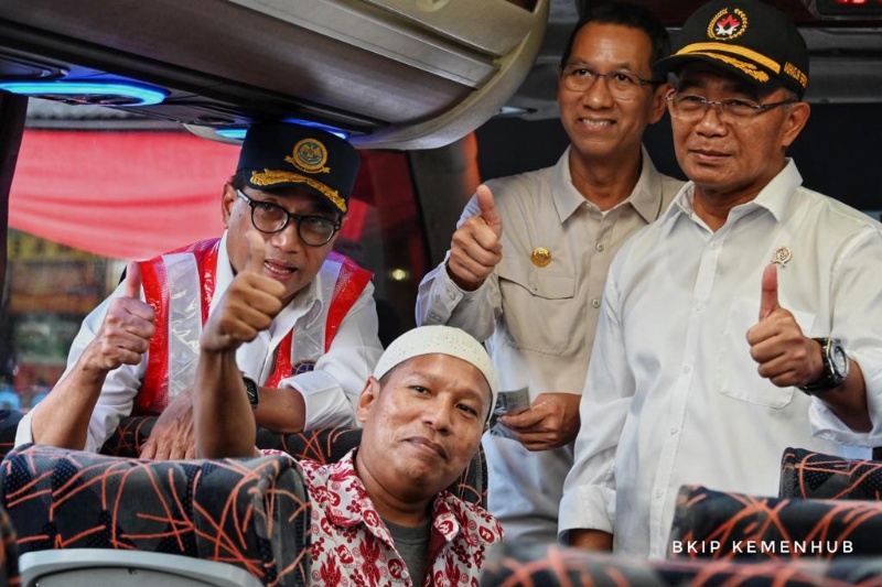 Menko PMK dan Menhub saat sapa pemudik di Terminal Kampung Rambutan