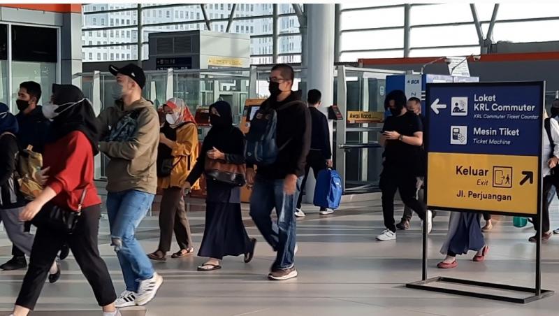 Penumpang KRL dan KAJJ tampak ramai di Stasiun Bekasi, Senin (10/4/2023).