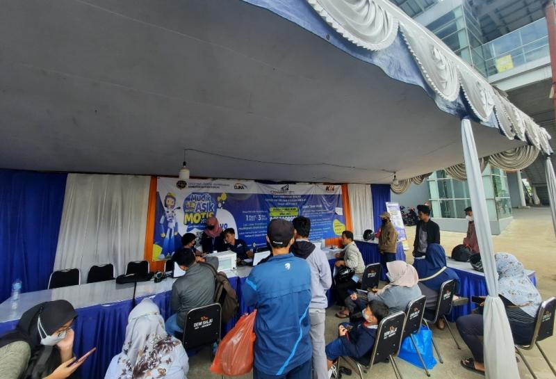 Layanan Motis 2023 di Stasiun Bekasi diserbu pendaftar pada Senin (10/4/2023).