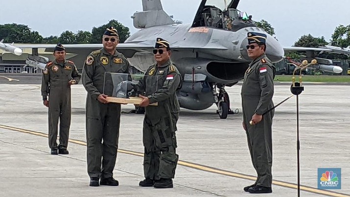 Menteri Pertahanan Prabowo Subianto mendapatkan lencana brevet wing penerbang kehormatan kelas I dari TNI Angkatan Udara usai mencoba pesawat F-16 Milik TNI AU selama hampir 30 menit mengudara.