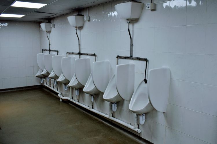 Ilustrasi toilet di rest area jalan tol.(Unsplash/Oliver Hale)