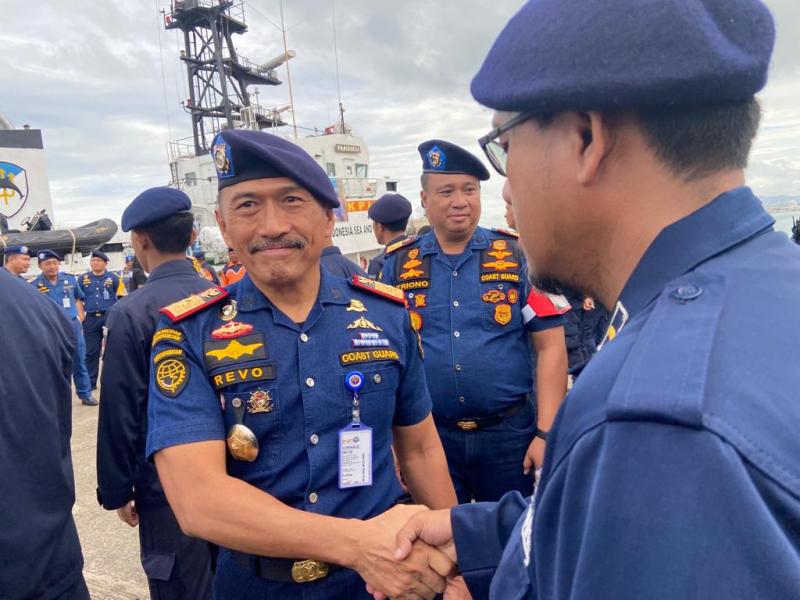 Direktur Kesatuan Penjagaan Laut dan Pantai Ditjen Hubla, Rivolindo, SH, MH didampingi oleh Kepala Pangkalan PLP Kls I Tg Priok, Triono.  Foto:Pangkalan PLP Tanjung Priok