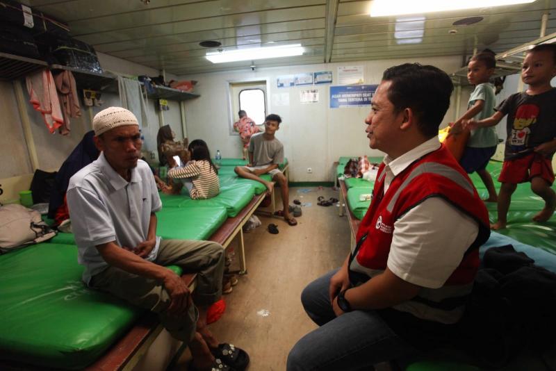 Direktur Angkutan Pelni Yayha Kuncoro berbincang dengan penumpang kapal di Pelabuhan Tanjung Perak