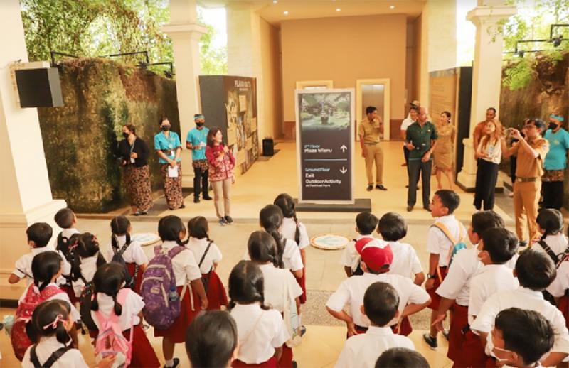 Siswa/i berbaris tertib mendengarkan sambutan dan arahan Kepala Sekolah sebelum memasuki Ruangan Garuda Sineloka /foto:istimewa/GWK/dok