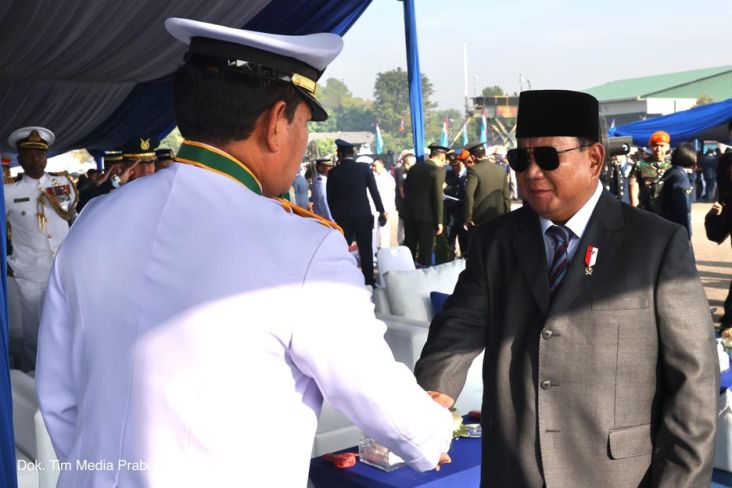 Menhan Prabowo Subianto menghadiri upacara peringatan HUT ke-77 TNI AU di Taxiway Echo Lanud Halim Perdanakusuma, Jakarta, Minggu (9/6/2023).