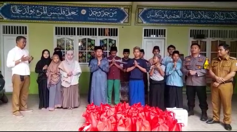 Polres Metro Bekasi Kota menyalurkan bantuan Sosial berupa paket sembako serta sarung kepada anak yatim piatu di yayasan Nairul Umroh.