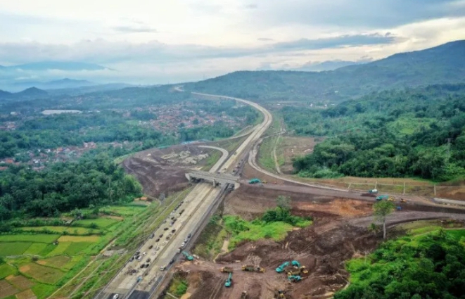 Operasional di Jalan Tol Cileunyi-Sumedang-Dawuan (Cisumdawu) menuju arah Cipali (ANTARA/HO-Humas Pemda Jawa Barat)