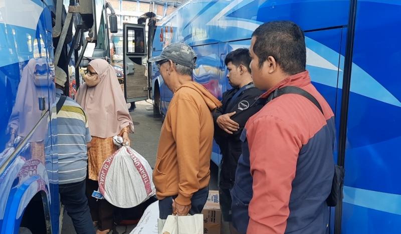 Penumpang bus harus memesan tiket jauh hari sebelum keberangkatan untuk mendapatkan kursi untuk mudik.  