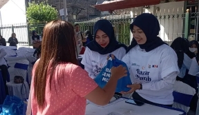 Sejumlah warga mengikuti kegiatan Bazar Murah Ramadhan 2023 yang digelar di depan Stasiun Madiun, Rabu (12/4/2023). PT Kereta Api Indonesia (Persero) Daerah Operasi (Daop) 7 Madiun menggelar Bazar Ramadhan 2023 dengan menjual 1.000 paket sembako murah sebagai bentuk tanggung jawab sosial perusahaan dan komitmen KAI untuk membantu masyarakat di lingkungan daop setempat. ANTARA/Louis Rika