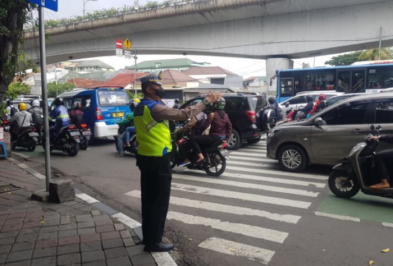 Kondisi arus lalu lintas Jakarta dan sekitarnya pada siang hari ini terpantau ramai lancar di sejumlah wilayah. Salah satunya dari JPO Tebet, Jakarta Selatan. Foto: istimewa.