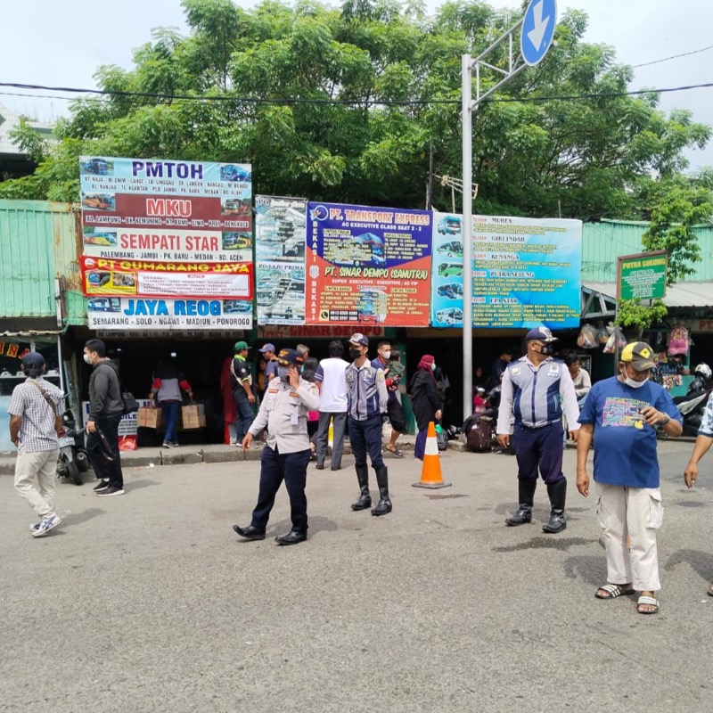 Tim Regu Terminal Induk Kota Bekasi buka tutup jalur masuk bus AKAP dan AKDP, Kamis (13/4/2023).