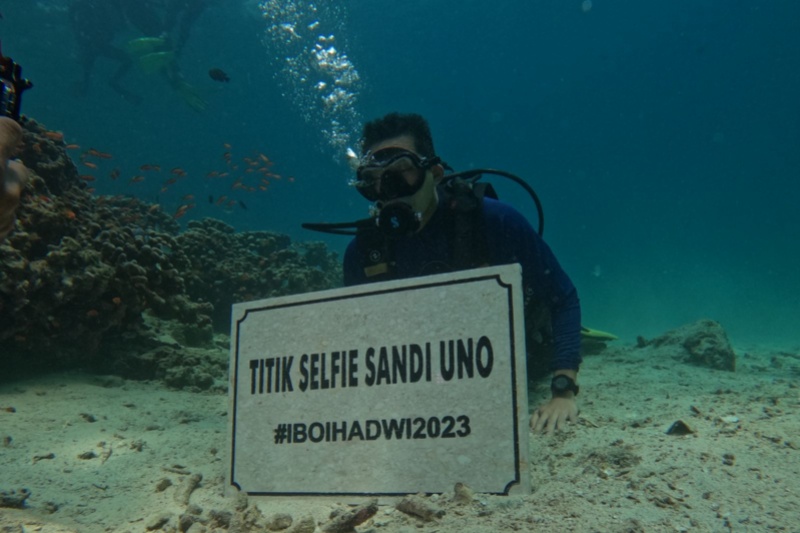 Menparekraf Sandiaga Uno saat snorkling di laut Wisata Iboh