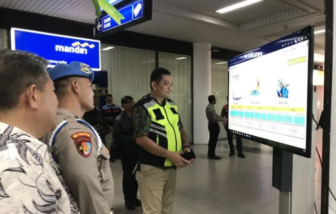 Kepala Posko Angkutan Lebaran Bandara Internasional Batam Khoufan Rizki Oktarian (rompi hijau) melihat monitor pengawas di Posko Angkutan Lebaran, Jumat (14/4). (ANTARA/Yude)