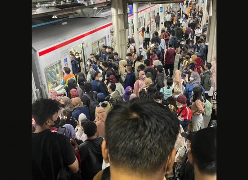 Akibat adanya gannguan perjalanan KRL, sebagian stasiun mengalami penumpukan penumpang pada Kamis (13/4/2023) malam.