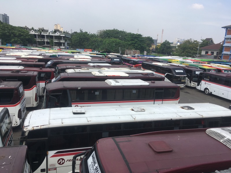 Menjelang Arus Mudik Lebaran 2023, Puluhan bus AKAP dan AKDP bersiaga di Terminal Induk Kota Bekasi, Sabtu (15/4/2023).
