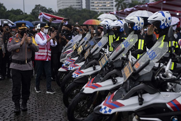 Kapolri Jenderal Pol Listyo Sigit Prabowo (kiri) bersama Menteri Perhubungan Budi Karya Sumadi (kedua kiri) meninjau pasukan sesuai apel gelar pasukan Operasi Ketupat 2022 di Silang Monas, Jakarta, Jumat (22/4/2022). 