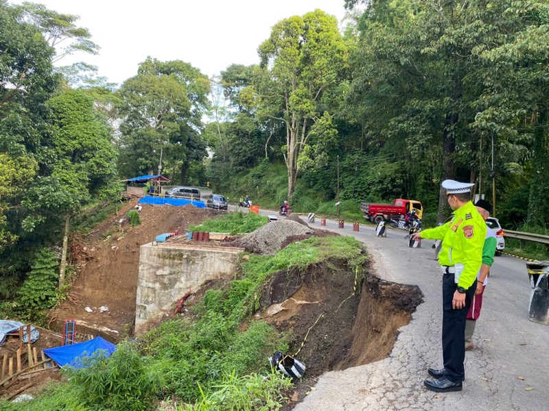 Ruas jalan provinsi penghubung Majalengka-Cikijing di wilayah Desa Cimeong, Kecamatan Banjaran, Kabupaten Majalengka, Jawa Barat, ambles. Foto: istimewa.