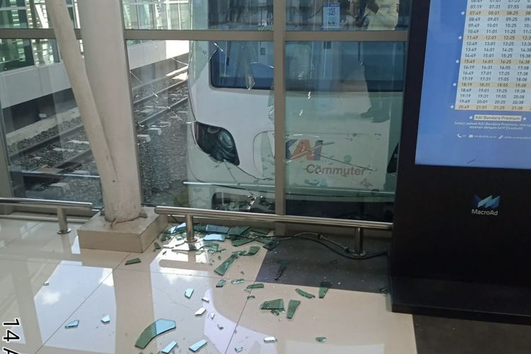 Kereta bandara menabrak bandara hingga menyebabkan kaca pecah.