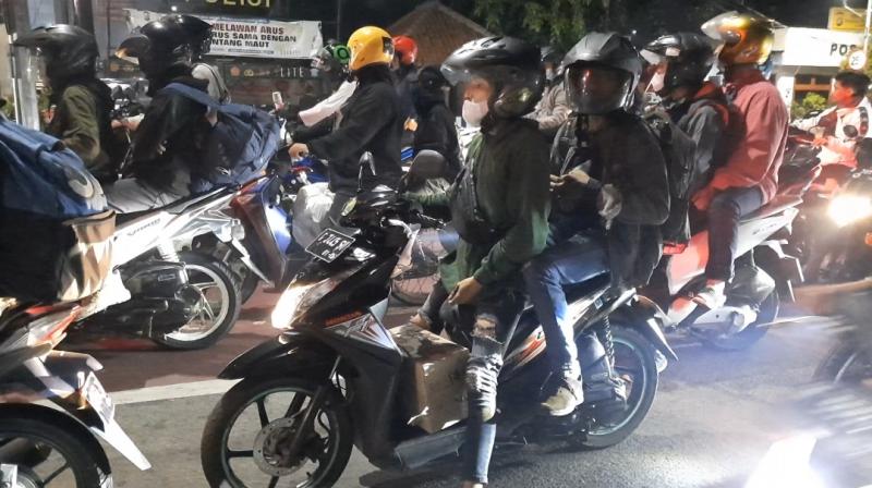 Pemotor dengan membawa sejumlah barang bawaan ramai mulai terlihat melintasi Jalur Pantura, Kalimalang, Kota Bekasi, Jawa Barat, Jumat (14/4/2023) malam.