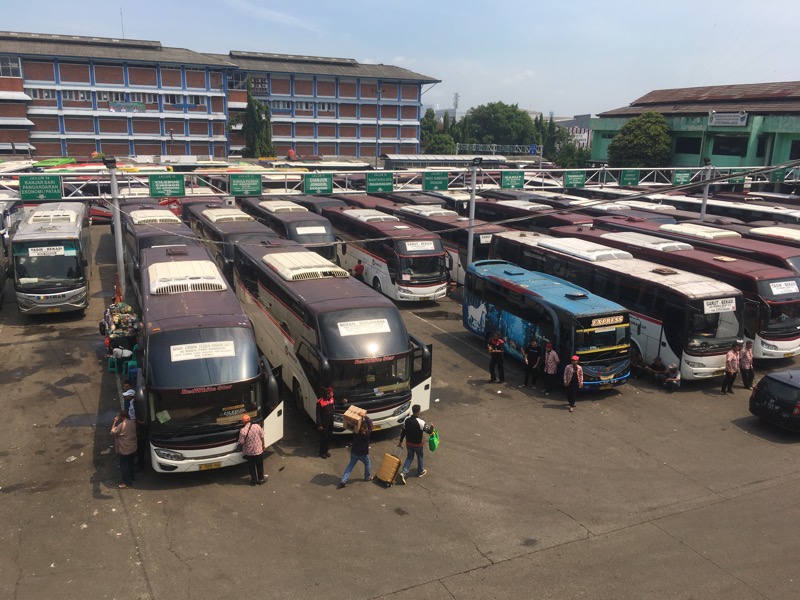 Deretan bus AKDP Primajasa di area keberangkatan Terminal Induk Kota Bekasi, Sabtu (15/4/2023).
