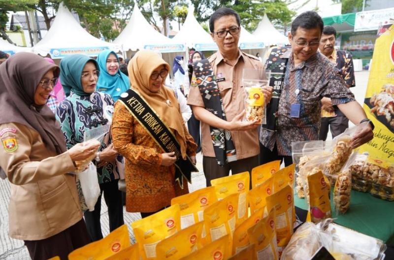 Direktur Pemasaran Ditjen PDSPKP, Erwin Dwiyana bersama Sekda Kabupaten Bandung, Cakra Amiyana saat meninjau Pasar Ikan Murah Ramadan (PIMR) 2023/1444 H di Soreang Kabupaten Bandung (14/04/2023). PIMR 2023 digelar selama 2 hari, 14-15 April 2023  menyediakan berbagai produk perikanan berupa ikan segar, ikan beku, ikan olahan dan aneka kuliner berbahan baku ikan dengan harga murah.