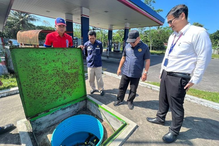 Komite Badan Pengatur Hilir Minyak dan Gas Bumi (BPH Migas) melakukan pengawasan dan peninjauan lapangan di sejumlah SPBU di wilayah Surabaya menuju Banyuwangi, Jawa Timur, Sabtu (16/4/2023).