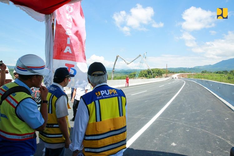Menteri PUPR, Basuki Hadimuljono saat meninjau kondisi terkini Jalan Tol Cisumdawu. Rencaanya Tol Cisumdawu Seksi 4 hingga Seksi 6 akan fungsional saat mudik Lebaran 2023. (Kementerian PUPR)