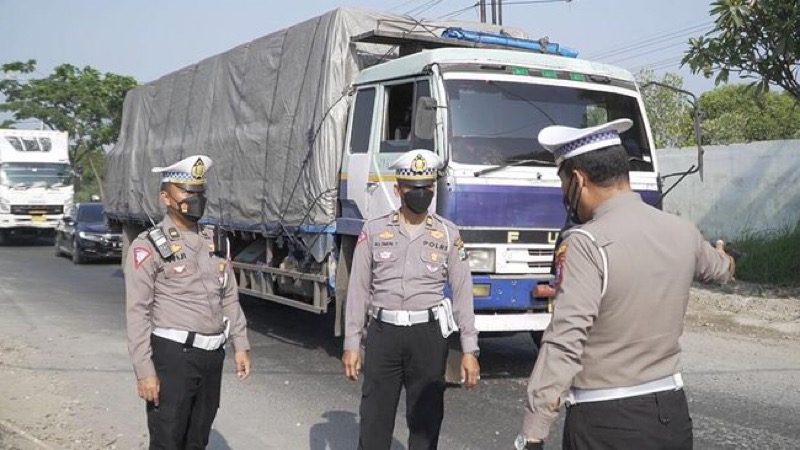 Satlantas Polres Gresik melakukan antisipasi. Salah satunya dengan melakukan pembatasan kendaraan angkutan barang. Foto: istimewa.